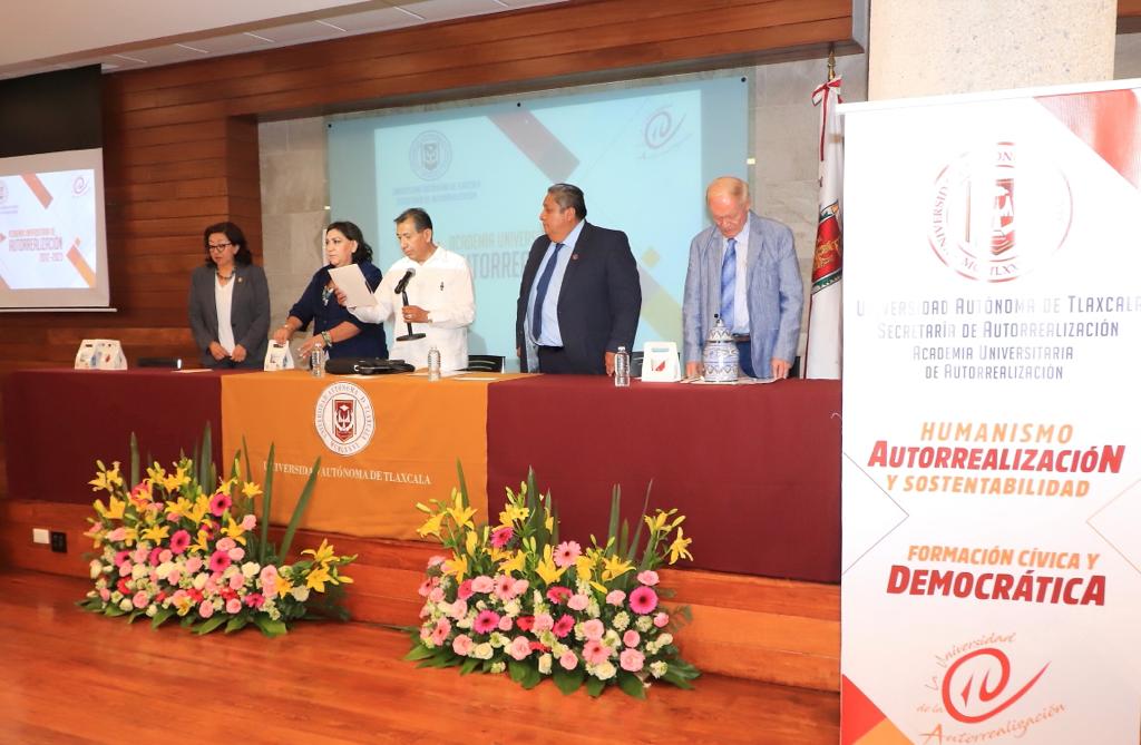 Reflexionan docentes de la UATx sobre humanismo con enfoque pedagógico